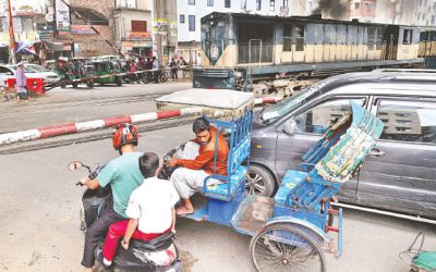 লেভেলক্রসিংয়ে অবরুদ্ধ ঢাকা
