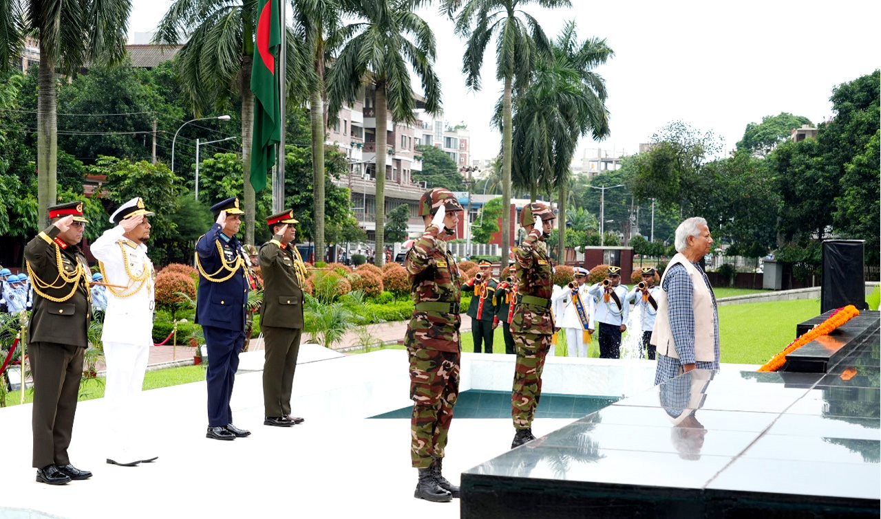 মাননীয় প্রধান উপদেষ্টার শিখা অনির্বাণে পুষ্পস্তবক অর্পণ এবং সশস্ত্র বাহিনী বিভাগে আগমন