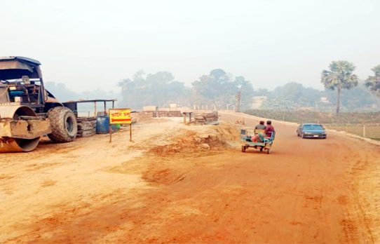 সাটুরিয়ায় ৪ বছরেও শেষ হয়নি বালিয়াটি-দিমুখা সড়ক সংস্কার: চরম ভোগান্তিতে লক্ষাধিক মানুষ