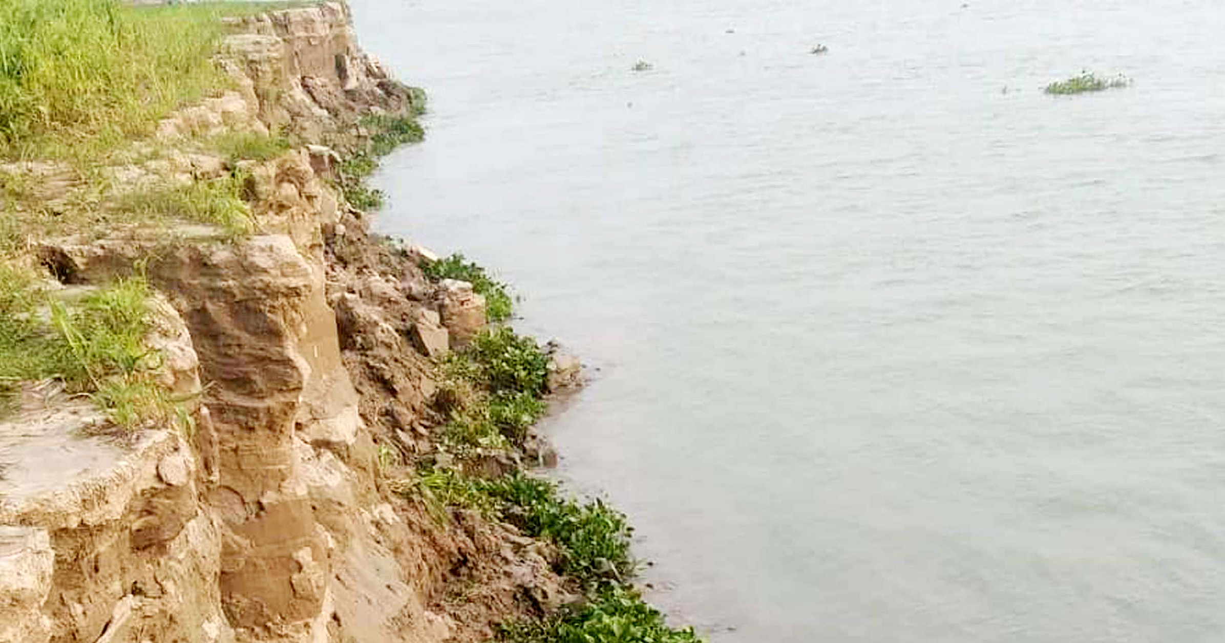 পাবনা ঈশ্বরদীর পদ্মায় নদী ভাঙন : আতঙ্কে গ্রামবাসী