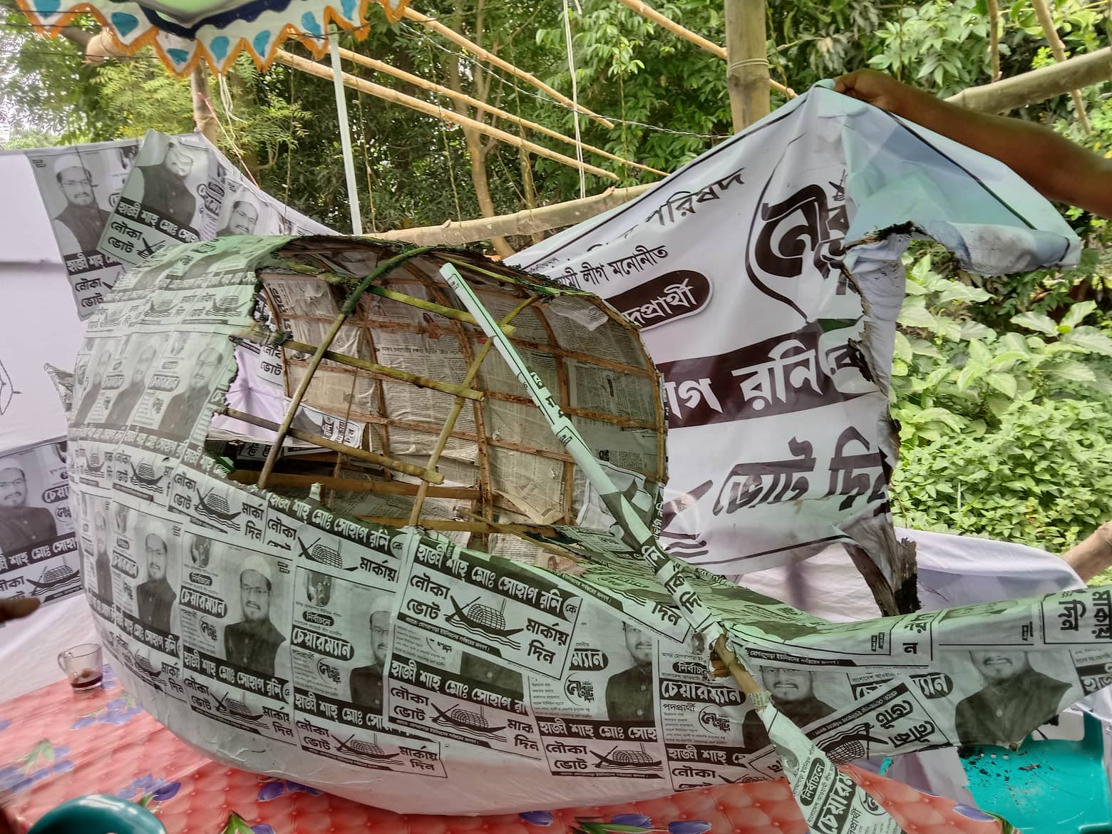 নারায়ণগঞ্জের সোনারগাঁওয়ে মোগরাপাড়া ইউপি নির্বাচনে আওয়ামীলীগ মনোনীত প্রার্থী হাজী শাহ মো: সোহাগ রনির নৌকার ক্যাম্পে আগুন