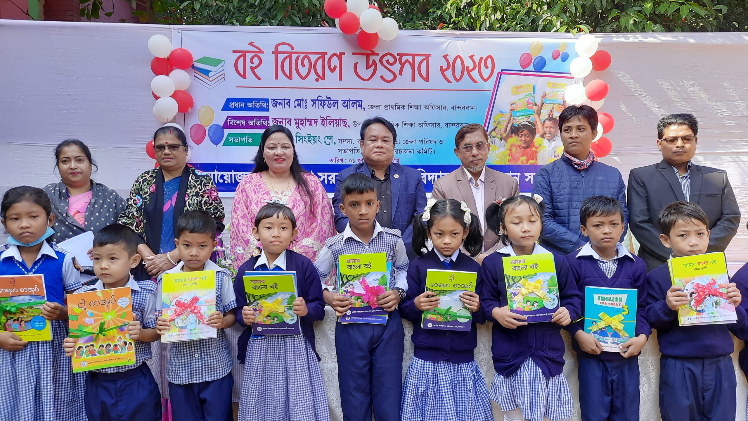 বান্দরবানে বাংলা ভাষার পাশাপাশি ক্ষুদ্র নৃগোষ্টির ভাষায় বই বিতরণ শুরু