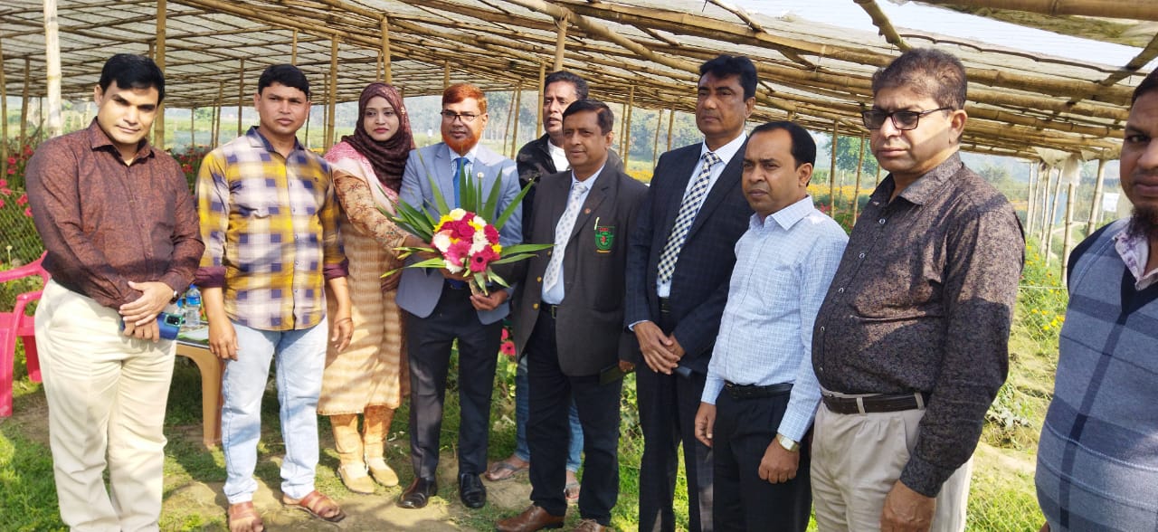 বায় উদ্যোক্তা সাজ্জাদ এর ফুল বাগান পরিদর্শনে বিআরডিবি’র মহাপরিচালক