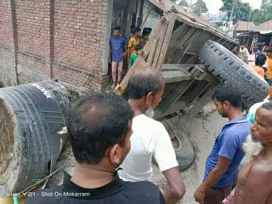 পানি বাহী ট্রাক্টর উল্টে চার বছরের শিশুর মৃত্যু