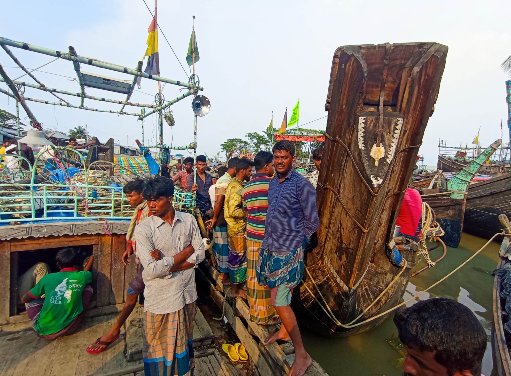 জুমদ্দিনে মৎস্য অভিযানে আটক নৌকা