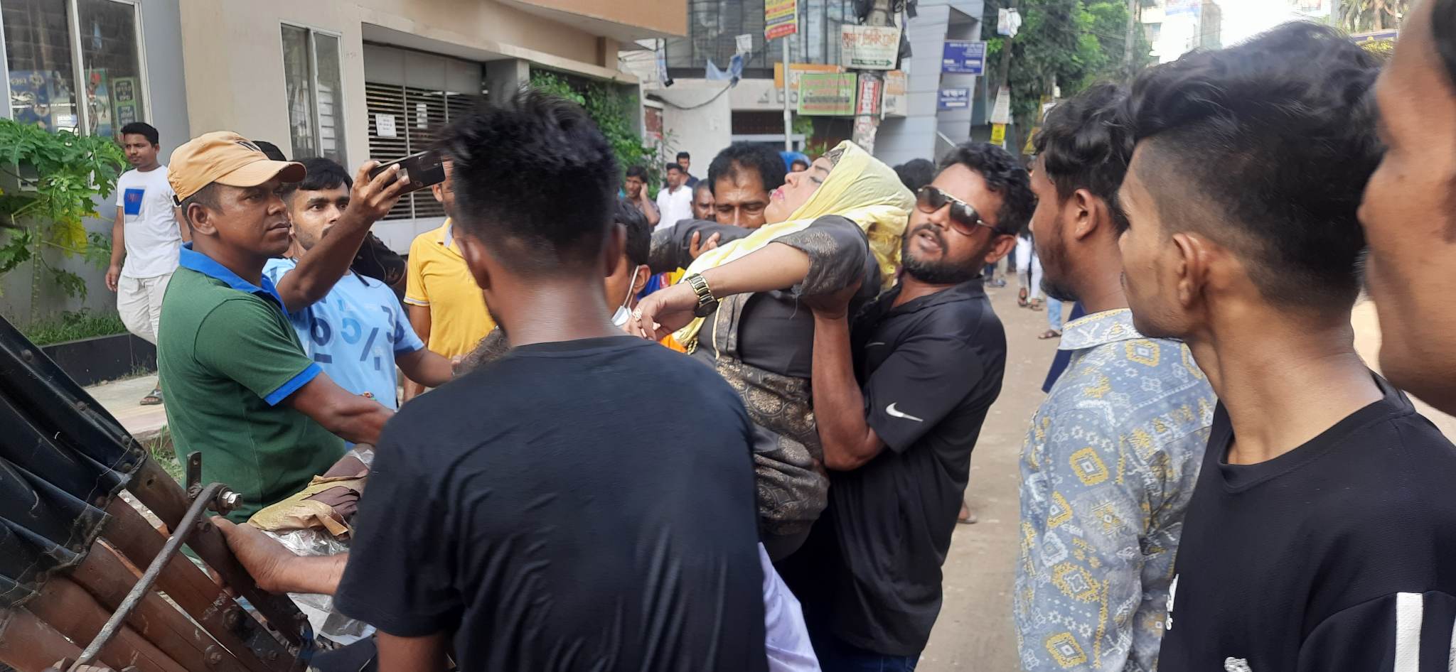 খুলনায় বিএনপি’র সমাবেশে পুলিশের হামলা-সংঘর্ষ, টিয়ারসেল নিক্ষেপ