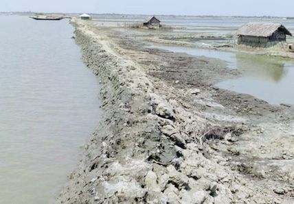 ঘূর্ণিঝড় মোখা খুলনার উপকূলজুড়ে আতংক