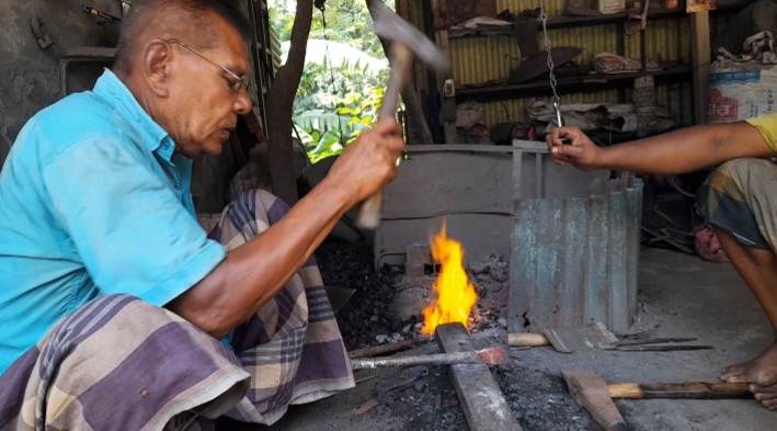 সিরাজগঞ্জে ব্যস্ত সময় পার করছে কামারা