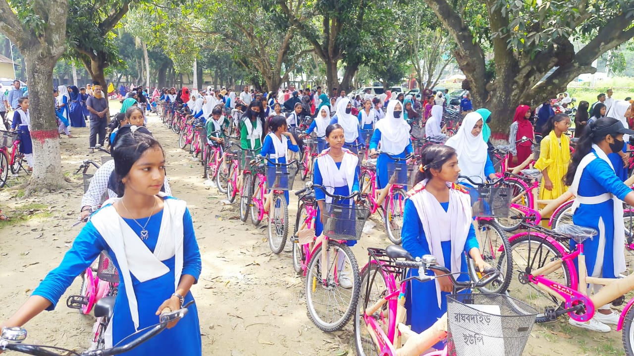 মাগুরায় ১৫২ শিক্ষার্থীদের মাঝে বাই-সাইকেল বিতরণ