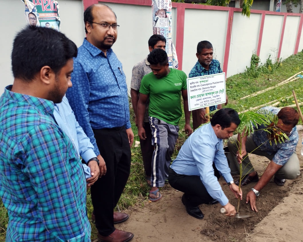 নড়াইলে জেলা প্রশাসনের উদ্যোগে চারা রোপণ উদ্বোধন