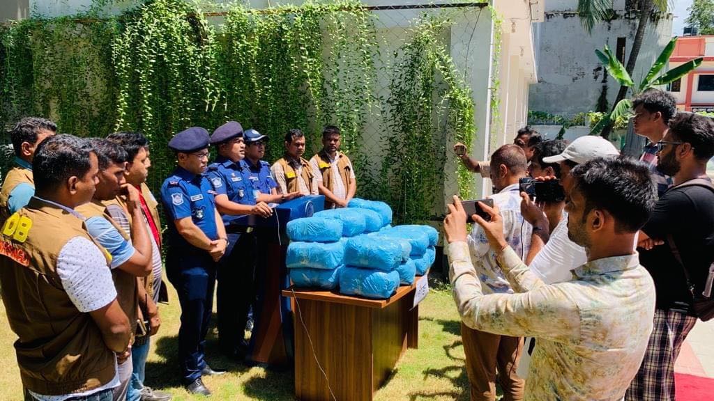 নরসিংদী জেলা গোয়েন্দা শাখা কর্তৃক ০২ জন মাদক ব্যবসায়ীসহ ২৩০ বোতল ফেন্সিডিল  উদ্ধার প্রসঙ্গে প্রেস বিজ্ঞপ্তি