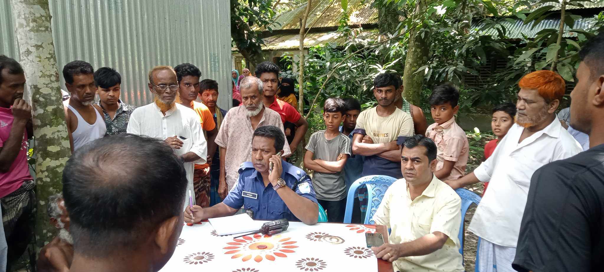 রায়পুরা হাসিমপুরে ভাড়াটিয়ার  ঘরে ঢুকে গলায় ফাঁসি দিয়ে আত্মহত্যা করেছে বাড়ির মালিক