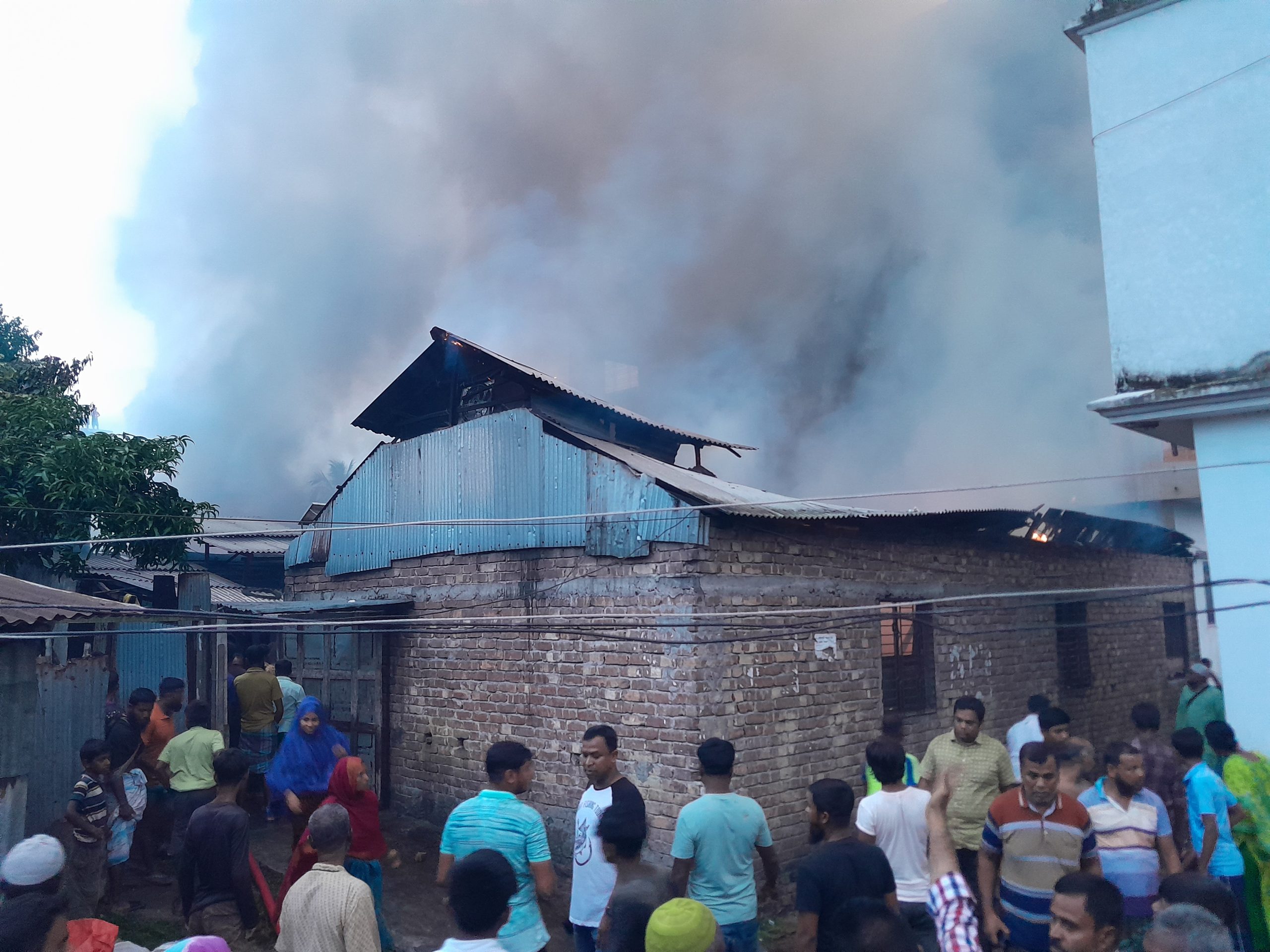 নন্দীগ্রামে দইয়ের কারখানাসহ ৪টি বাড়িতে আগুন