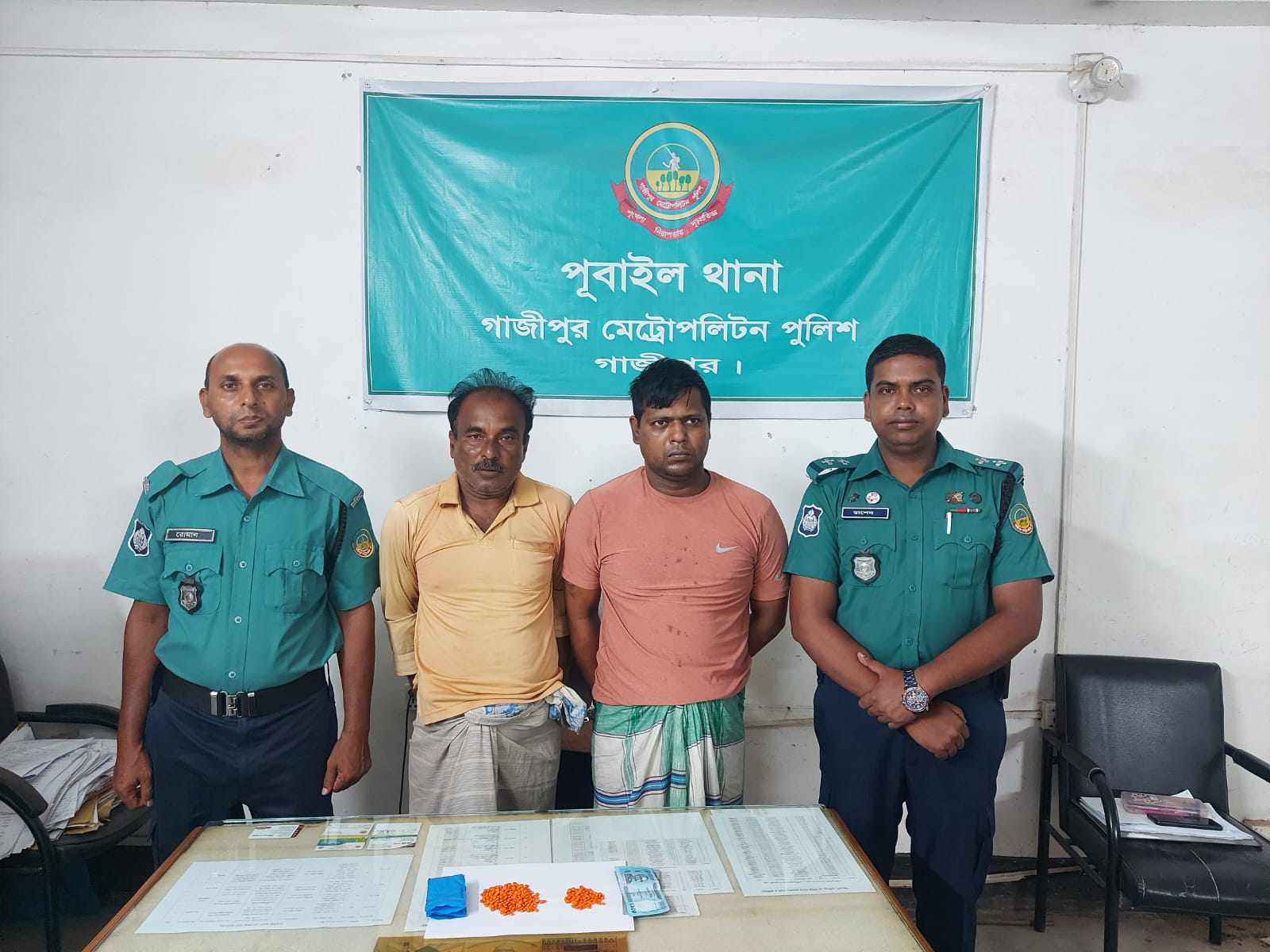 কালীগঞ্জের দুই মাদক ব্যবসায়ী ৪০০ পিস ইয়াবাসহ আটক পলাতক ১