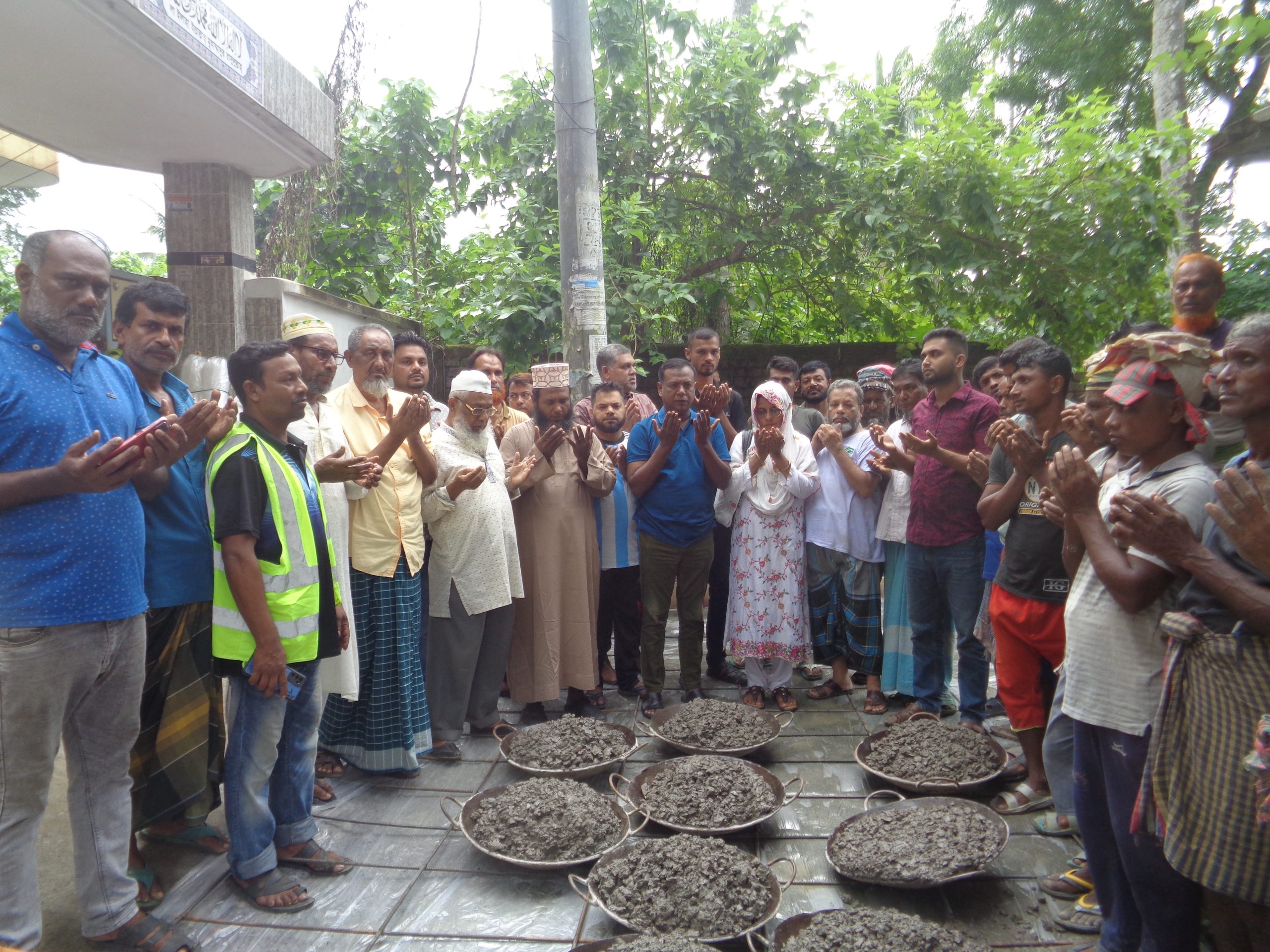 সাতক্ষীরা পৌরসভার পলাশপোলে আরসিসি ঢালাই রাস্তা নির্মাণ কাজের উদ্বোধন