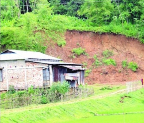 হবিগঞ্জে পাহাড়ের পাদদেশে ঝুঁকিপূর্ণ বসবাস, প্রাণহানির শঙ্কা