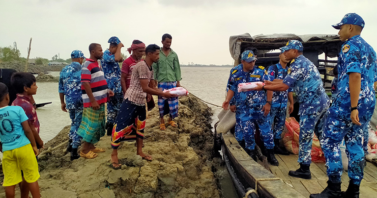 ঘূর্ণিঝড়ে ক্ষতিগ্রস্ত অসহায় মানুষের পাশে বাংলাদেশ কোস্ট গার্ড