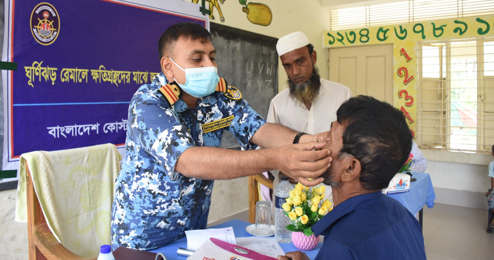 কক্সবাজারের মহেশখালীতে বাংলাদেশ কোস্ট গার্ড কর্তৃক বিনামূল্যে চিকিৎসা সেবা প্রদান ও প্রয়োজনীয় ঔষধ সামগ্রী বিতরণ