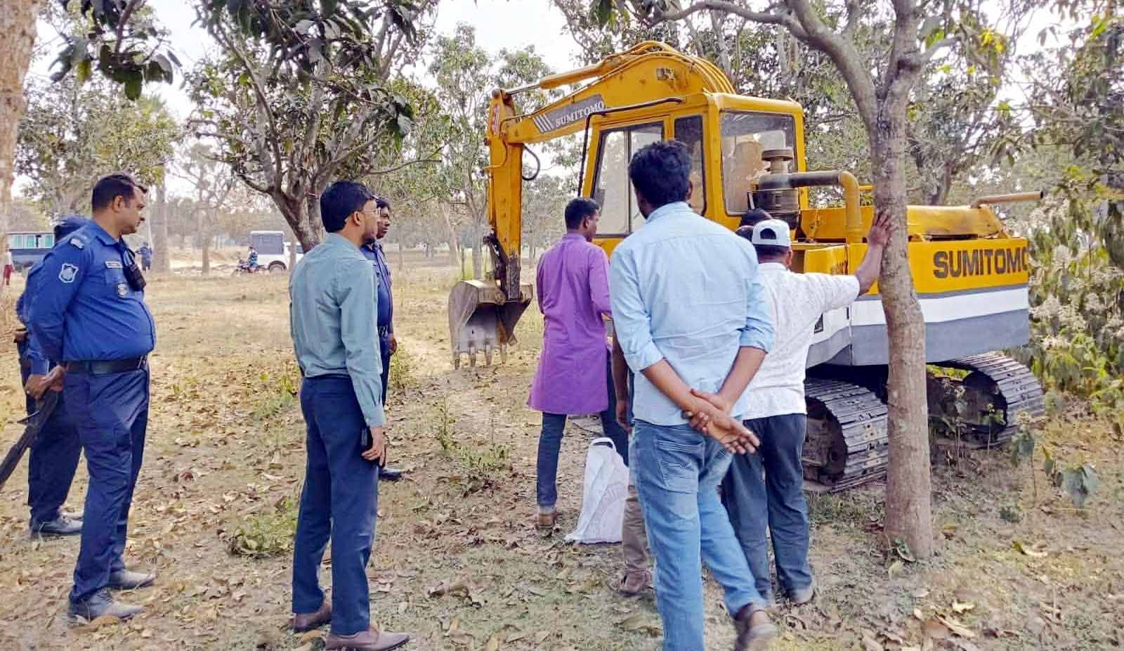 রাজশাহীর গোদাগাড়ী উপজেলা সহকারী কমিশনার (ভূমি) মোঃ শামসুল ইসলাম অভিযান চালিয়ে কৃষি জমির টপসয়েল নিধন রোধে ৪ এস্কেভেটর জব্দ ও অকেজো করতে সক্ষম