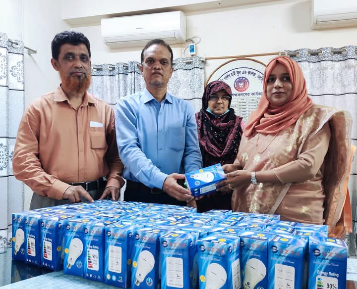 নরসিংদীতে এসএসসি ও সমমান পরীক্ষা কেন্দ্রে এলইডি এনার্জি স্যাভিং লাইট বিতরণ