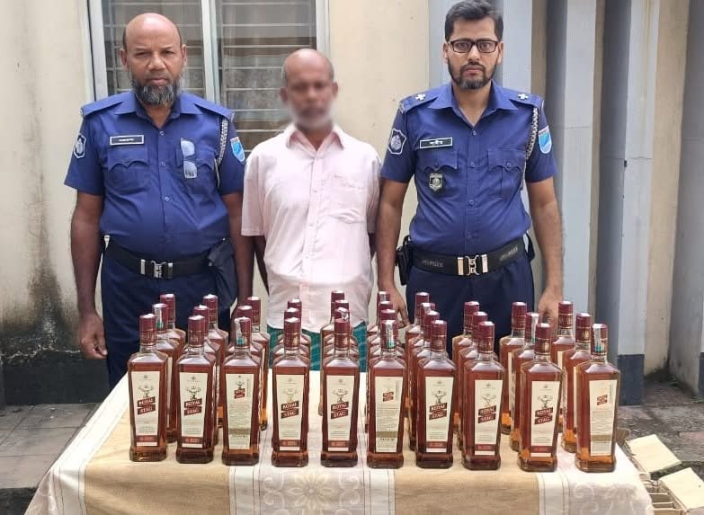 নরসিংদীতে বিদেশি মদসহ মাদক ব্যবসায়ী গ্রেফতার