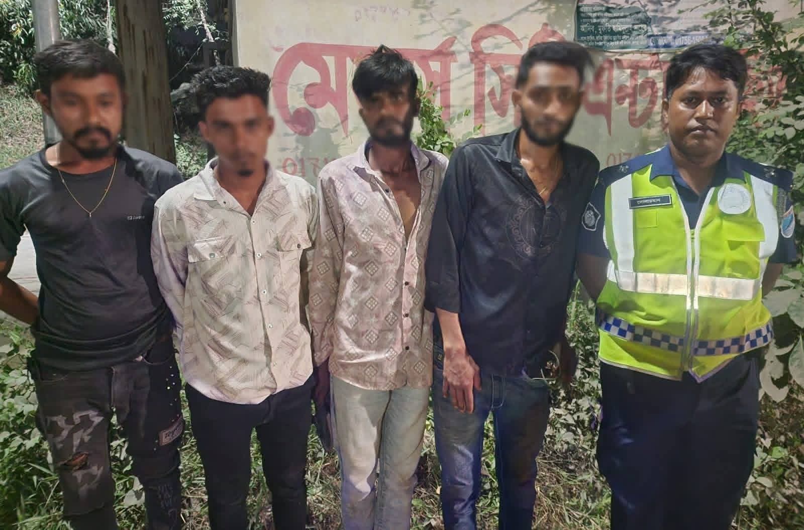 মদনপুর রোডে বিশেষ অভিযানে ছিনতাইকারী ৪ জন গ্রেফতার, অটোরিক্সা জব্দ