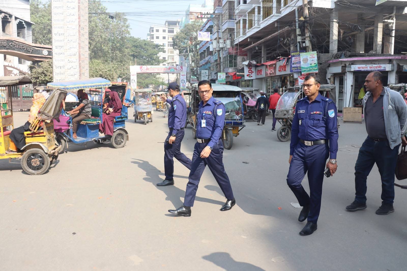 মুন্সীগঞ্জে যানজট নিরসনে শহরের বিভিন্ন মোড় পরিদর্শন করলেন পুলিশ সুপার