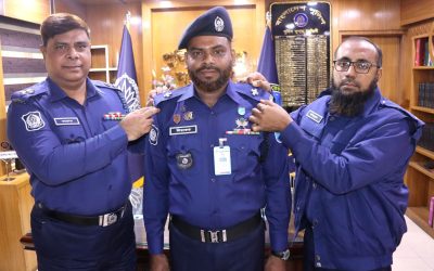 নরসিংদীতে পদোন্নতিপ্রাপ্ত পুলিশ সদস্যকে র‌্যাংক ব্যাজ পরালেন পুলিশ সুপার