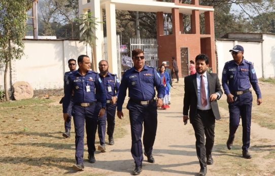 নরসিংদীতে অবাধ ও সুষ্ঠু ভোটগ্রহণ, বিভিন্ন কেন্দ্র পরিদর্শনে জেলা প্রশাসক ও পুলিশ সুপার