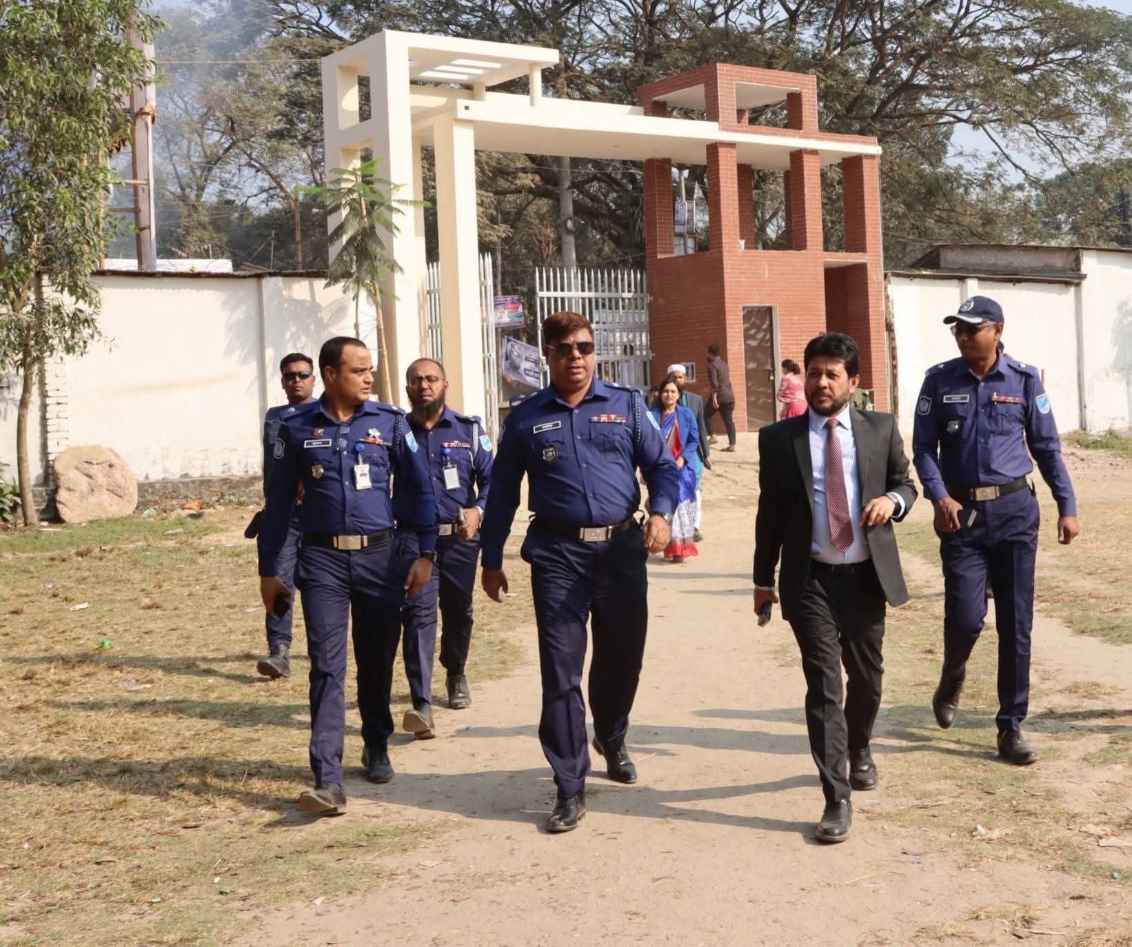 নরসিংদীতে অবাধ ও সুষ্ঠু ভোটগ্রহণ, বিভিন্ন কেন্দ্র পরিদর্শনে জেলা প্রশাসক ও পুলিশ সুপার