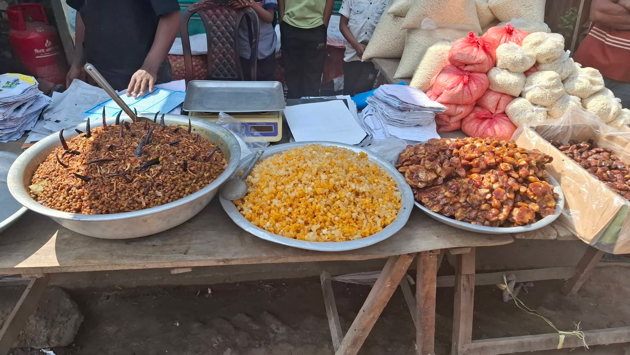 নরসিংদীতে ভ্রাম্যমাণ আদালতের অভিযানে ৬ প্রতিষ্ঠানকে জরিমানা