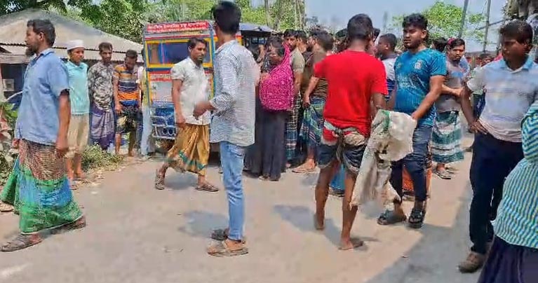 গোসাইরহাটে ভিজিএফের চাল নিয়ে বিএনপির দুই পক্ষের সংঘর্ষ বোমা হামলায় আহত: ৪