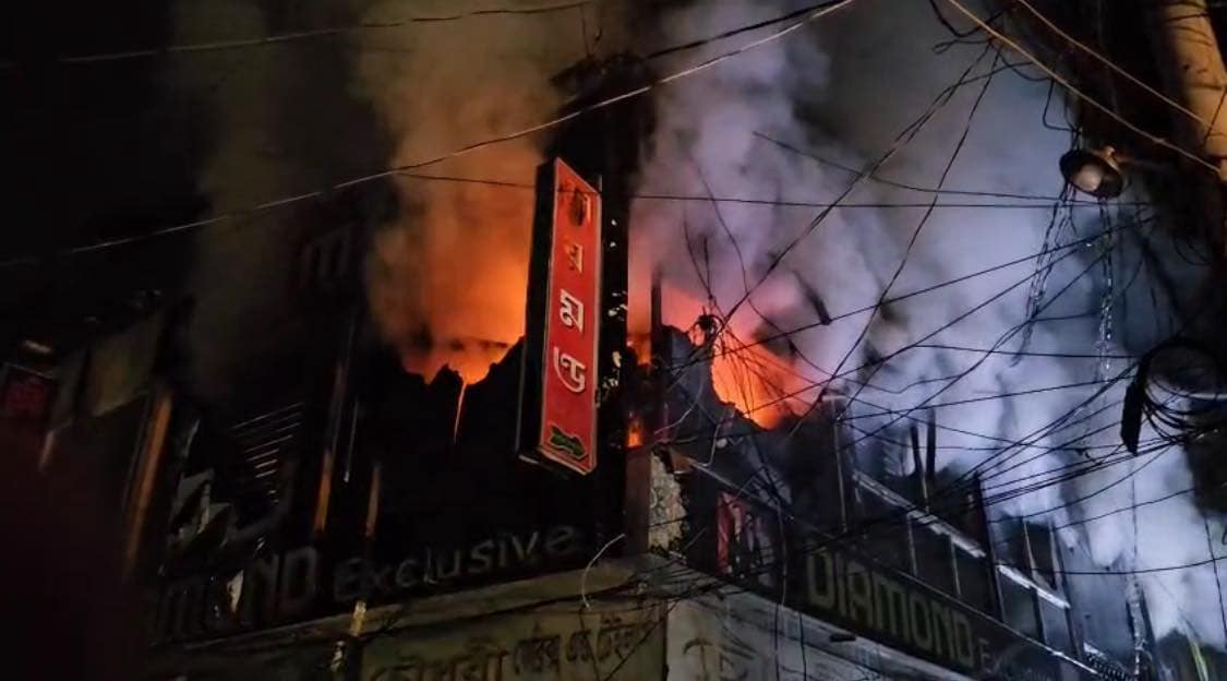 নরসিংদীর বড় বাজার টেইলার্সে ভয়াবহ অগ্নিকাণ্ড