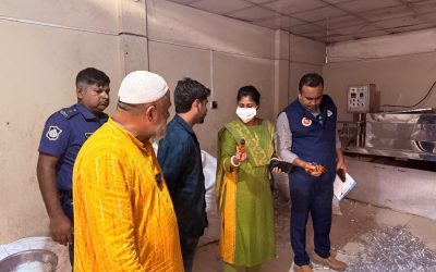 নরসিংদীর রায়পুরায় নকল ও নিম্নমানের পানীয় পণ্য ধ্বংস