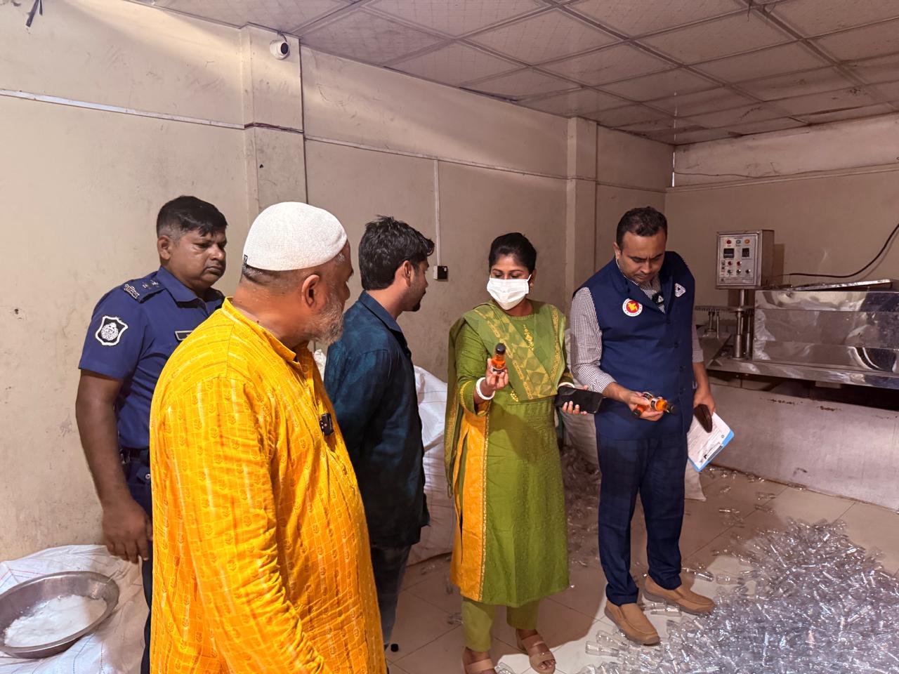 নরসিংদীর রায়পুরায় নকল ও নিম্নমানের পানীয় পণ্য ধ্বংস