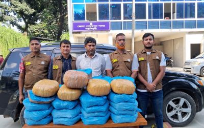 নরসিংদীতে ডিবি পুলিশের অভিযানে গাড়িসহ ৪৬ কেজি গাঁজা উদ্ধার, মাদক কারবারি গ্রেফতার