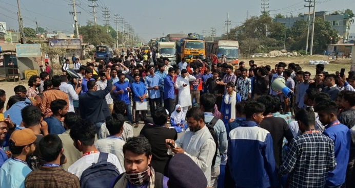 নরসিংদীতে ঢাকা-সিলেট মহাসড়ক অবরোধ