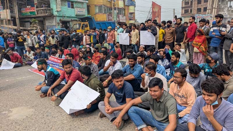 নরসিংদীতে ঢাকা-সিলেট মহাসড়ক অবরোধ করে শিক্ষার্থীদের বিক্ষোভ