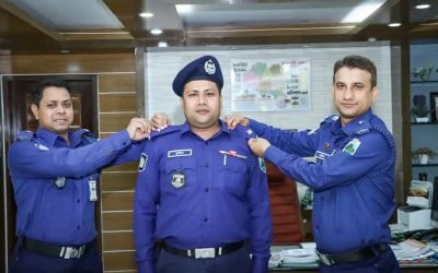 ‘‘পদোন্নতি প্রাপ্ত পুলিশ সদস্যকে র‌্যাব ব্যাজ পরিধান করালেন রাজশাহীর পুলিশ সুপার