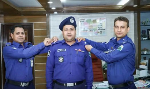‘‘পদোন্নতি প্রাপ্ত পুলিশ সদস্যকে র‌্যাব ব্যাজ পরিধান করালেন রাজশাহীর পুলিশ সুপার