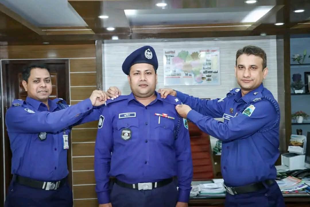 ‘‘পদোন্নতি প্রাপ্ত পুলিশ সদস্যকে র‌্যাব ব্যাজ পরিধান করালেন রাজশাহীর পুলিশ সুপার