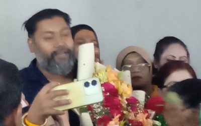 নবনির্বাচিত সংসদ সদস্য মনজুরুল করিম রনি কে বিএনপি দলের পক্ষ থেকে নেতাকর্মীদের ফুলের তোড়া দিয়ে শুভেচ্ছা