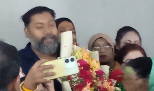 নবনির্বাচিত সংসদ সদস্য মনজুরুল করিম রনি কে বিএনপি দলের পক্ষ থেকে নেতাকর্মীদের ফুলের তোড়া দিয়ে শুভেচ্ছা