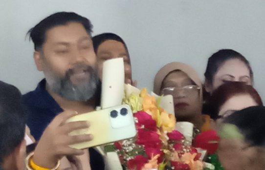 নবনির্বাচিত সংসদ সদস্য মনজুরুল করিম রনি কে বিএনপি দলের পক্ষ থেকে নেতাকর্মীদের ফুলের তোড়া দিয়ে শুভেচ্ছা