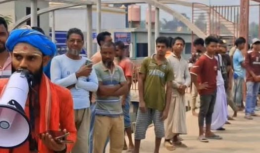 পলাশবাড়ীতে মন্দির ও মন্দিরের প্রতিষ্ঠাতা হরিদাসের বিরুদ্ধে মিথ্যাচার অপপ্রচারের প্রতিবাদে মানববন্ধন