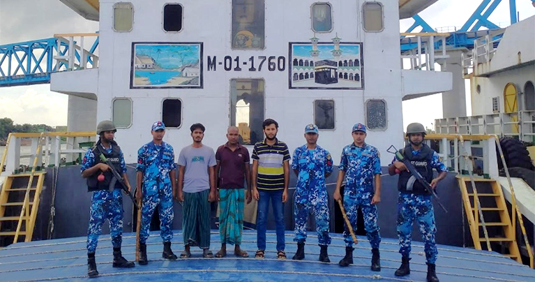 কোস্ট গার্ডের অভিযানে চাঁদাবাজদের জিম্মি হওয়া ০৩ নাবিক উদ্ধার