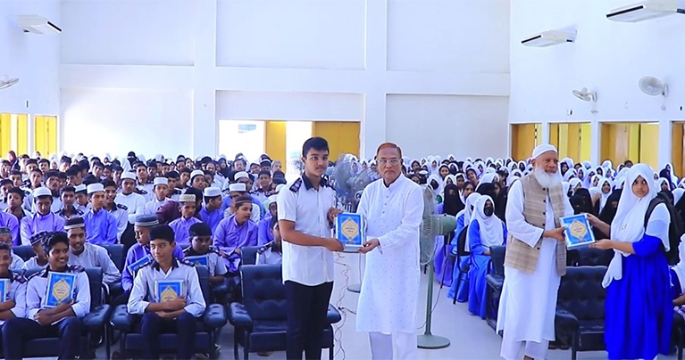 বসুন্ধরা গ্ৰুপের সহায়তায় বাঞ্ছারামপুরে কোরআন শরীফ বিতরণ