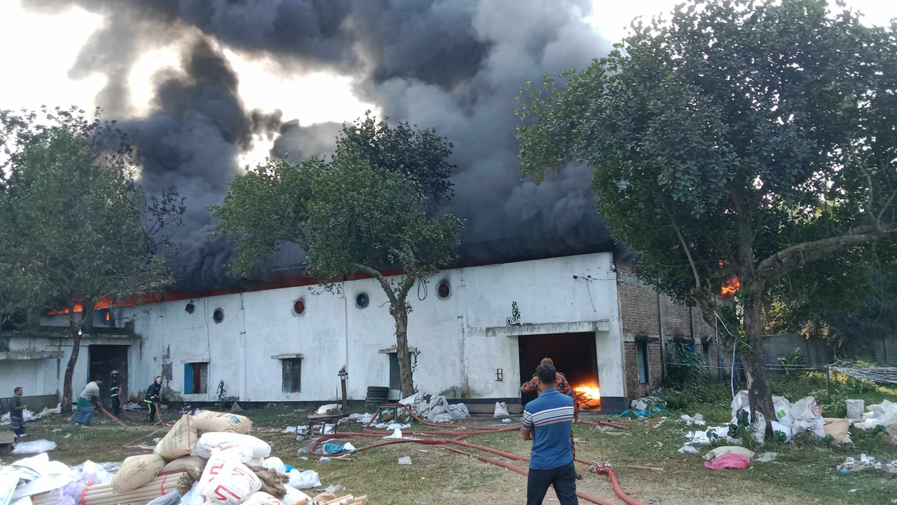 নরসিংদীতে প্লাস্টিক কারখানা আগুনে পুড়ে ছাই