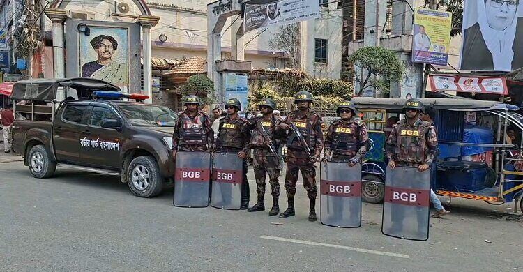 নরসিংদীর ৫টি আসনে ১৩ প্লাটুন বিজিবি মোতায়েন, টহলে নেমেছে স্ট্রাইকিং ফোর্স